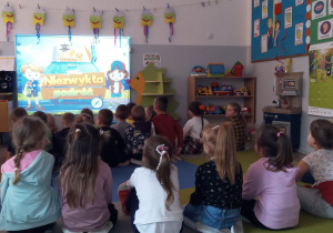 Dzieci oglądają prezentację multimedialną tablicy interaktywnej